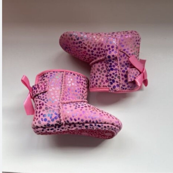 UGG
Kid's Jesse Bow II Spots
Pink Rose SPARKLE SUEDE
Size: 0/1 (0-6 Months) - Picture 1 of 16
